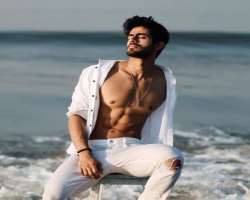 He is a fitness freak and spend hours at gym to maintain his six-peck abs. 